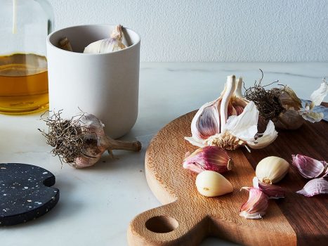 چرا خوردن سیر لذت بخش است اما بوی آن ناخوشایند؟