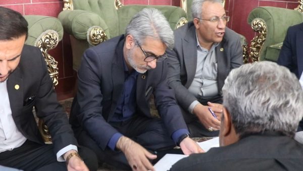 دیدار چهره‌به‌چهره خانواده‌های معظم شهدا و ایثارگران با وکلا و مسئولان در سی‌سخت برگزار شد
