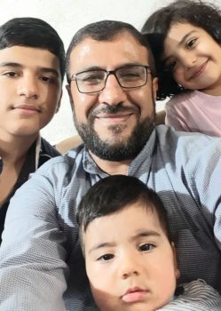 بدون تعارف با روحانی موفق لنده ای که اموات کرونایی را غسل می دهد